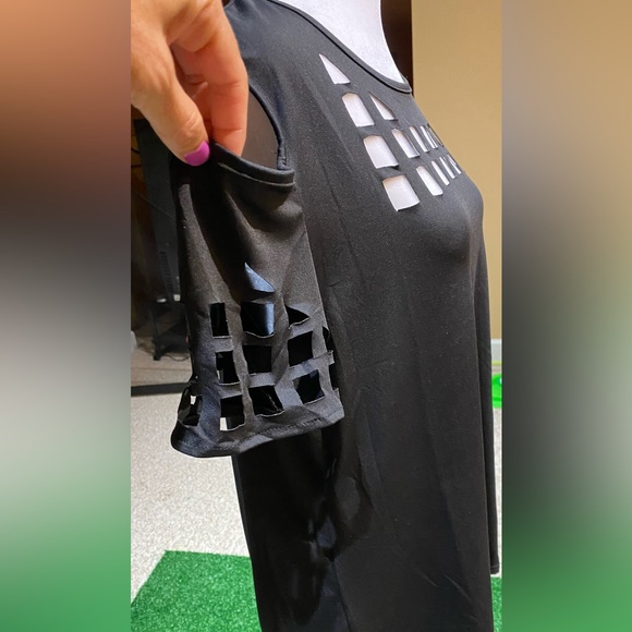 NWOT Boho Cold Shoulder Black Top Size Medium - Picture 4 of 5